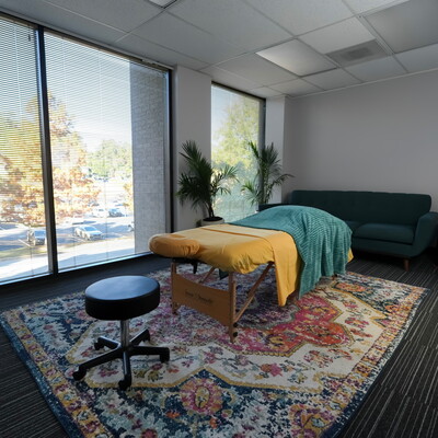 Treatment room that is tranquil, with flowers. Acupuncture consultation in Columbia, SC at Radiant Point.